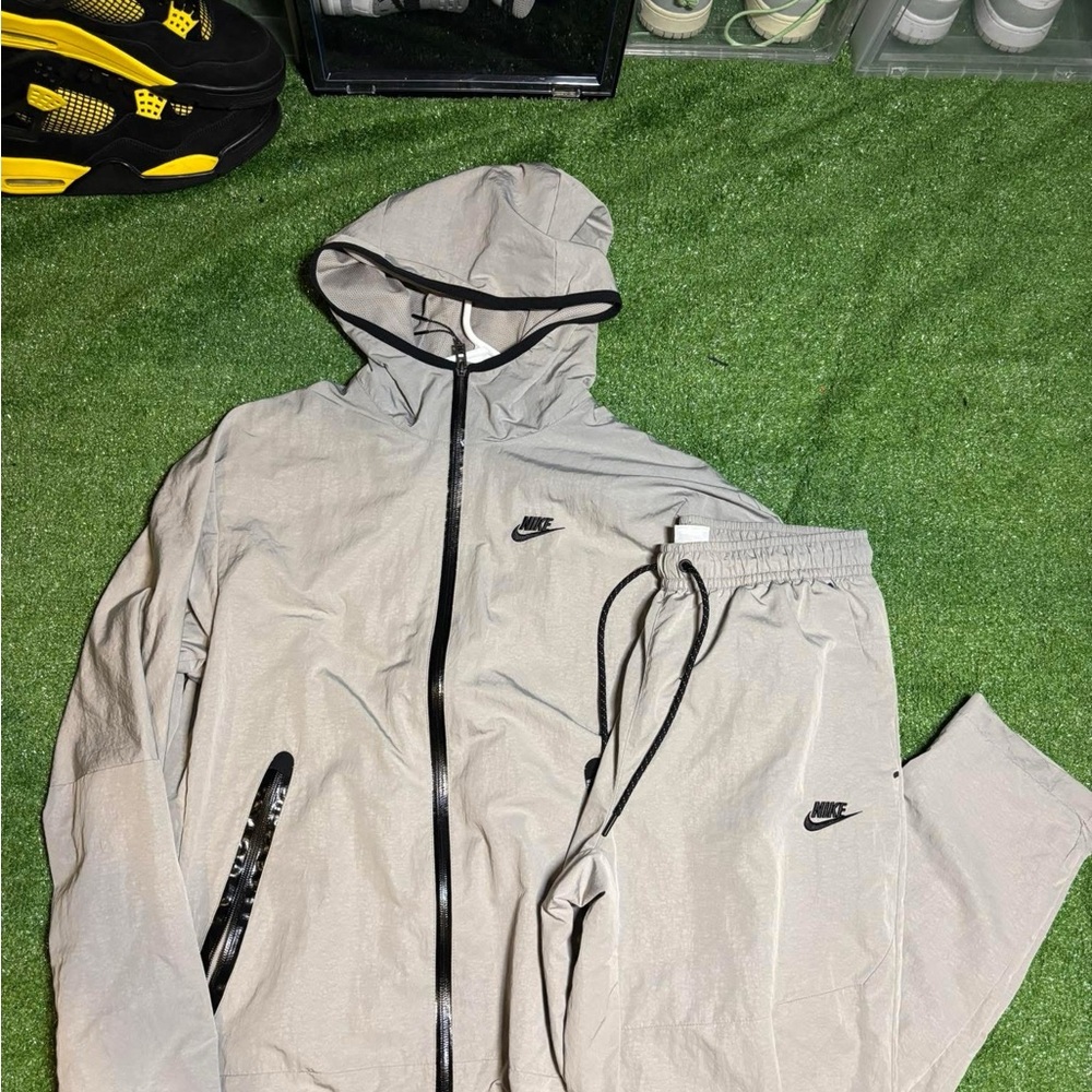 Nike Men's Light Gray Windbreaker Jacket